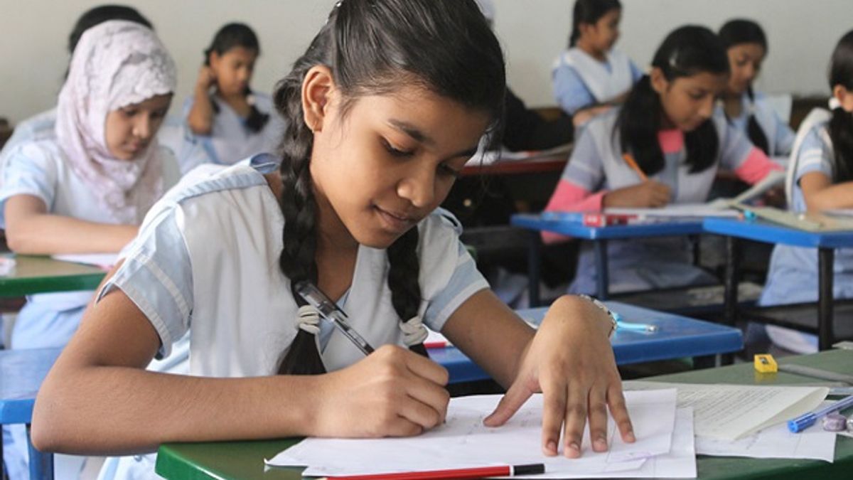 Positive India: UP's Trainee IAS Officer Provides Study Material to Students Devoid of Internet Facility for Online Classes